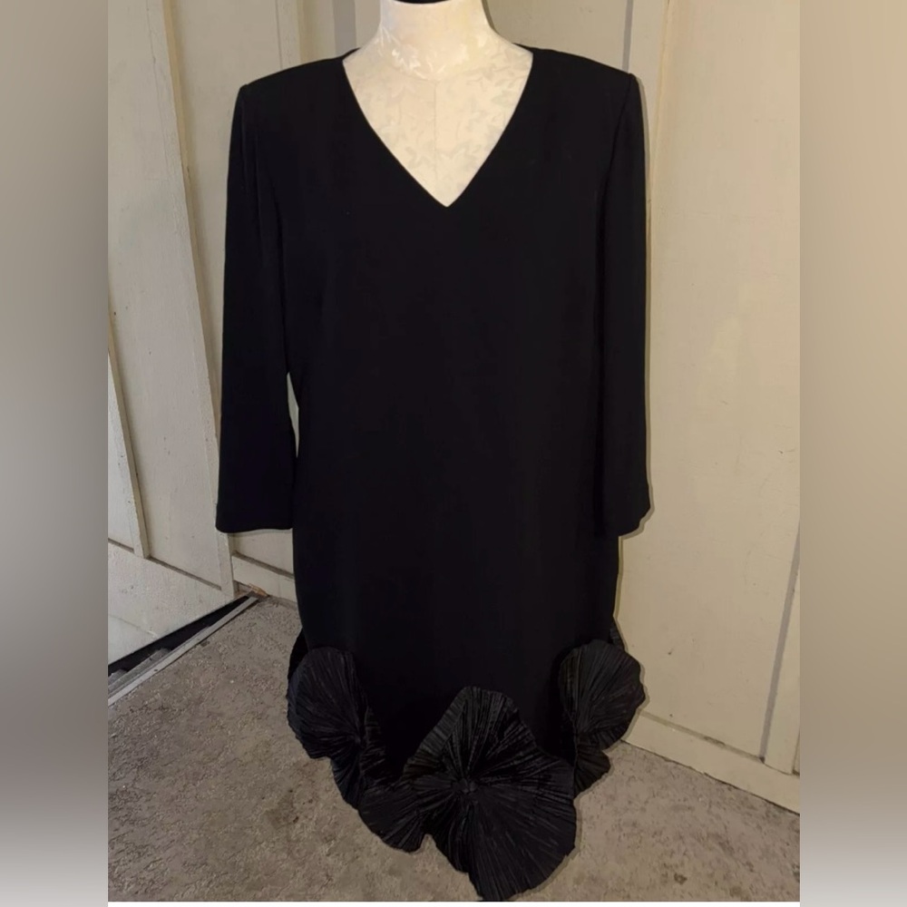 Black Sheath Dress with V-Neck and 3/4 Sleeves